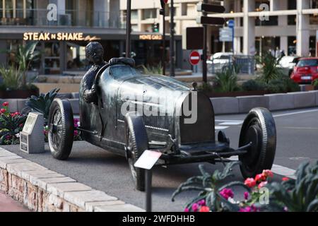 Monaco, Monaco. Januar 2024. MONACO, MONTE-CARLO - 25. Januar 2024: Monument in Monaco zur Erinnerung an den historischen Motorsport, die Bronzestatue von William Grover in seinem Bugatti von 1929 in der Ecke St Devve in der Stadt M onaco. Dies ist der erste Gewinner des Formel-1-Grand Prix von Monaco (Foto und Copyright @ Jun QIAN/ATP Images (QIAN Jun/ATP/SPP) Credit: SPP Sport Pressefoto. /Alamy Live News Stockfoto