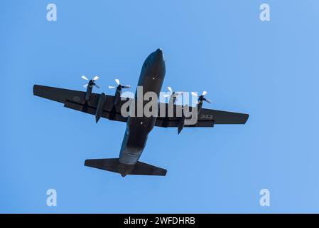 Canadian CC-130H Hercules fliegen über l’Isle-Verte (L’Isle-Verte, Quebec, Kanada) Stockfoto