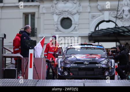 Monaco, Monaco. Januar 2024. MONACO, MONTE-CARLO - 25. Januar 2024: Prinz ALBERT II. Von Monaco und das Auto von Elfyn EVANS vom Team TOYOTA Gazoo Racing WRT zu Beginn der WRC-RALLYE, FIA-Rallye Monte Carlo 2024, Start in Monaco, (Foto und Copyright @ Jun QIAN/ATP Images (QIAN Jun/ATP/SPP) Guthaben: SPP Sport Pressefoto. /Alamy Live News Stockfoto