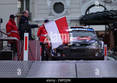 Monaco, Monaco. Januar 2024. MONTE CARLO, MONACO - 25. JANUAR: FIA-Rallye-Weltmeisterschaft: Monte-Carlo Rallye 2024 - Tag 1, Albert II, Prinz von Monaco lässt die Flagge beim Start des Rennens für Elfyn EVANS Scott MARTIN GBR GBR TOYOTA GR Yaris Rally1 HYBRID am Tag 1 der Monte Carlo Rally1 am 25. Januar fallen. 2024 in Monte Carlo, Monaco während der WRC-RALLYE, FIA-Rallye Monte Carlo 2024, Start in Monaco, (Foto und Copyright @ Jun QIAN/ATP Images (QIAN Jun/ATP/SPP) Credit: SPP Sport Press Photo. /Alamy Live News Stockfoto