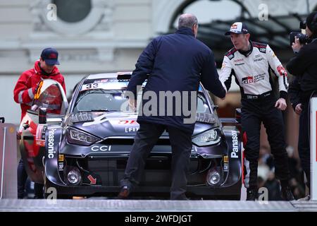 Monaco, Monaco. Januar 2024. MONACO, MONTE-CARLO - 25. Januar 2024: Prinz ALBERT II. Von Monaco grüßt Elfyn EVANS vom Team TOYOTA Gazoo Racing WRT während der WRC RALLYE, FIA World Rallye Monte Carlo 2024, Start in Monaco, (Foto und Copyright @ Jun QIAN/ATP Images (QIAN Jun/ATP/SPP) Credit: SPP Sport Press Photo. /Alamy Live News Stockfoto