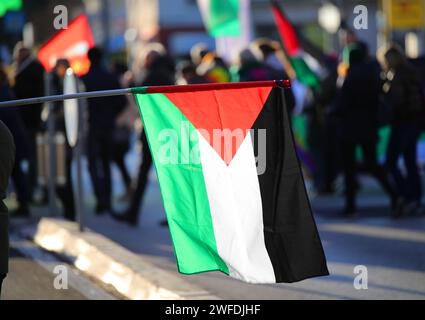 Große palästinensische Flagge schwarz weiß und grün mit rotem Dreieck, das während der Protestdemonstration in der Stadt winkt Stockfoto