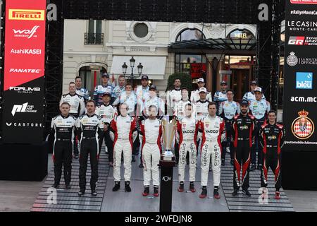 Monaco, Monaco. Januar 2024. MONACO, MONTE-CARLO - 25. Januar 2024: Piloten und Co-Piloten der WRC 1 posieren vor der Trophäe, vor dem Start der 92. Rallye Monte Carlo in Monaco, am 25. Januar 2024 während der RALLYE WRC, FIA Rallye Monte Carlo 2024, Start in Monaco, (Foto und Copyright @ Jun QIAN/ATP Images (QIAN Jun/ATP/SPP) Credit: SPP Sport Press Photo. /Alamy Live News Stockfoto