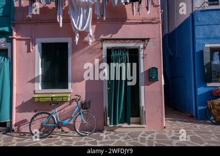 Die farbenfrohen Eingänge zu Häusern auf der Insel Burano in der Nähe von venedig Stockfoto