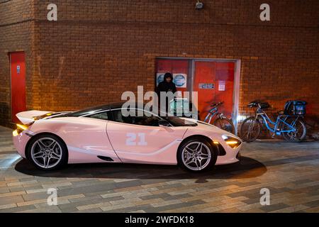 White McLaren Supercar parkte am 17. Januar 2024 in Chinatown in London, Großbritannien. Ein Supersportwagen oder exotisches Auto ist in der Regel ein straßentauglicher, luxuriöser Hochleistungssportwagen. Der Begriff Supersportwagen wird hauptsächlich für Low-Sportwagen mit leistungsstarken Heckmotoren verwendet. In jüngerer Zeit wurde der Begriff Hypercar für High-End-Fahrzeuge verwendet. McLaren Automotive ist ein britischer Automobilhersteller mit Sitz in Woking, England. Stockfoto