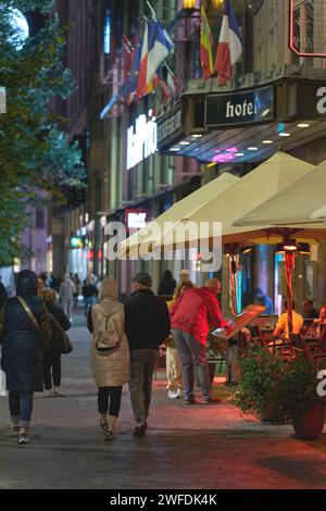 Touristen in einer Fußgängerzone am Wenzelsplatz in Prag am späten Abend Stockfoto