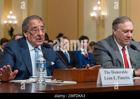 Washington, District of Columbia, USA. 30. Januar 2024. Leon E. Panetta, Verteidigungsminister (2011–2013), links, sagte als Zeuge beim House Select Committee on the Strategic Competition between the United States and the Chinese Kommunist Party am Dienstag, 30. Januar 2024 in Washington, DC aus. (Kreditbild: © Eric Kayne/ZUMA Press Wire) NUR REDAKTIONELLE VERWENDUNG! Nicht für kommerzielle ZWECKE! Stockfoto