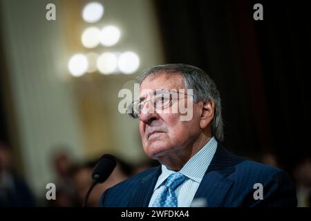 Washington, USA. 30. Januar 2024. Der ehemalige US-Verteidigungsminister Leon Panetta sagt während einer Anhörung des House Select Committee für die Kommunistische Partei Chinas über die Unterstützung der Gegner Amerikas durch die Kommunistische Partei Chinas im US-Kapitol in Washington, DC, am Dienstag, den 30. Januar, aus. 2024. (Graeme Sloan/SIPA USA) Credit: SIPA USA/Alamy Live News Stockfoto