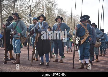 Mitglieder der English Civil war Society marschieren durch London, um der Hinrichtung von König Karl I. nach den Bürgerkriegen zu gedenken Stockfoto