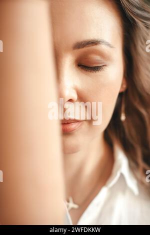 Nahaufnahme Porträt einer schönen Frau mit geschlossenen Augen Stockfoto