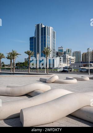 Blick von der Corniche Promenade, Doha Stadt mit Blick auf die erstaunlichen Kunstinstallationen und Gebäude. Stockfoto