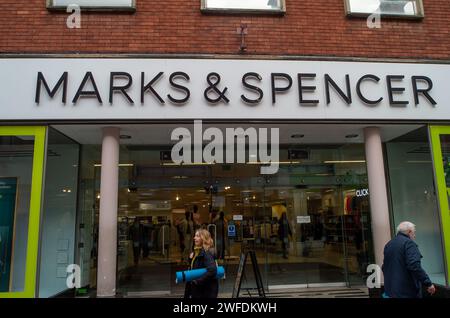 Maidenhead, Berkshire, Großbritannien. Januar 2024. Ein Marks & Spencer Geschäft in Maidenhead, Berkshire. Kredit: Maureen McLean/Alamy Stockfoto