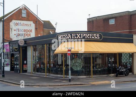 Maidenhead, Berkshire, Großbritannien. Januar 2024. Ein Pizza Express Restaurant in Maidenhead, Berkshire. Es wird erwartet, dass die Restaurants im Februar wieder mehr los werden, sobald die Leute Ende Januar bezahlt wurden. Kredit: Maureen McLean/Alamy Stockfoto