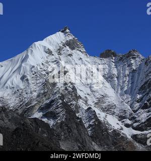 Blauer Himmel über einem schneebedeckten Gipfel aus Gorakshep, Nepal. Stockfoto