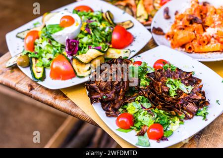 Reisen Sie in Italien, Teil der italienischen Kultur - gesunde mediterrane italienische Küche. Rom Street Restaurants mit einer Auswahl an typischen traditionellen Gerichten Stockfoto