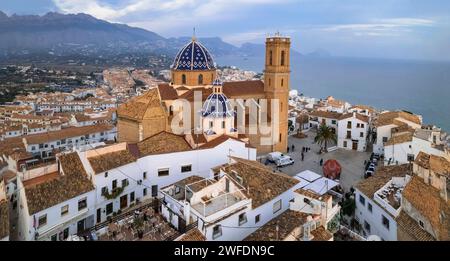 Charmig Küstenstadt Altea an der beliebten Küste Spaniens Costa Blanca. Luftdrohne Panoramablick mit Panoramablick auf die malerische Kathedrale, Provinz Valencia Stockfoto