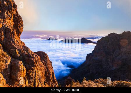Idyllische Berglandschaft von Gran Canaria (Grand Canary) Kanarische Insel Spanien, Sonnenuntergang über Wolken Stockfoto