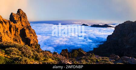 Idyllische Berglandschaft von Gran Canaria (Grand Canary) Kanarische Insel Spanien, Sonnenuntergang über Wolken Stockfoto
