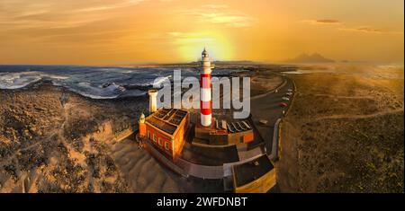 Malerische Landschaft mit Leuchtturm über Sonnenuntergang. Drohnenansicht aus der Luft, Fuerteventura. Kanarische Insel, Dorf El Cotilio. Leuchtturm El Toston Stockfoto