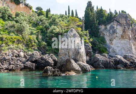 Malerische Kalksteinfelsen und Grate auf der Westkorfu-Insel, Griechenland Stockfoto