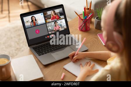 Schülerinnen haben Online-Gruppenunterricht mit Laptop und Kopfhörern Stockfoto