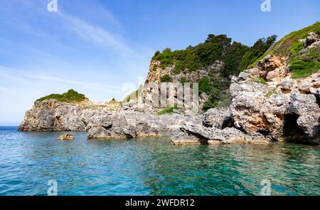 Malerische Kalksteinfelsen und Grate auf der Westkorfu-Insel, Griechenland Stockfoto