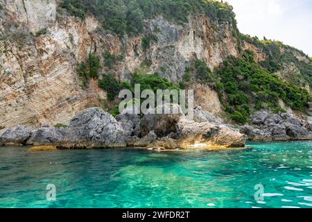 Malerische Kalksteinklippen und Grate auf der Insel Westkorfu, Griechenland Stockfoto