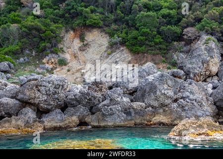 Malerische Kalksteinfelsen und Grate auf der Westkorfu-Insel, Griechenland Stockfoto