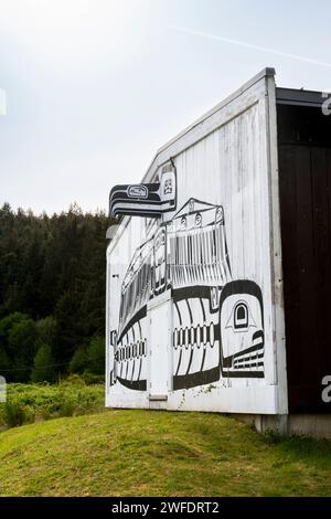 Außengemälde eines thunderbird und Orcas mit Blick auf das Meer auf der Seite des U'mista Cultural Centre Gebäudes in Alert Bay, British Columbia, Kanada Stockfoto