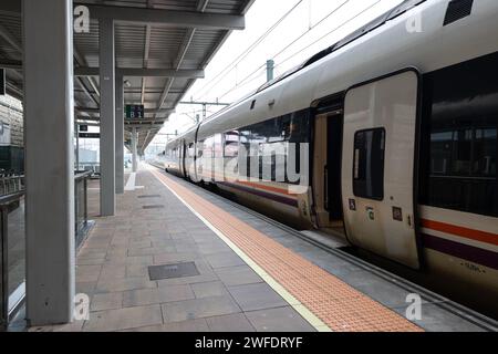 Galicien, Spanien: 25. januar 2024: Pendlerzug parkt am Bahnhof Santiago de Compostela mit offenen Türen Stockfoto