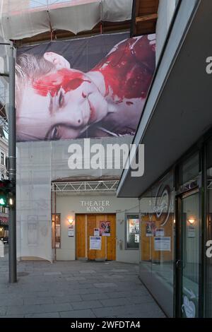 Helnwein-Plakate in der Innenstadt von Gmunden, am 29.01.2024. Das Bild zeigt ein Kunstwerk des Gottfried Helnwein am Stadttheater in Gmunden 2023 - Helnwein-Plakate in der Innenstadt von Gmunden, am 29.01.2024. *** Helnwein-Plakate im Stadtzentrum von Gmunden, am 29 01 2024 das Bild zeigt ein Kunstwerk von Gottfried Helnwein am Stadttheater Gmunden 2023 Helnwein-Plakate im Stadtzentrum von Gmunden, am 29 01 2024 Stockfoto