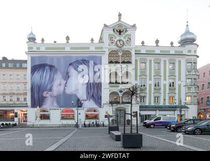 Helnwein-Plakate in der Innenstadt von Gmunden, am 29.01.2024. Das Bild zeigt ein Kunstwerk des Gottfried Helnwein am Rathaus in Gmunden 2023 - Helnwein-Plakate in der Innenstadt von Gmunden, am 29.01.2024. *** Helnwein-Plakate im Stadtzentrum von Gmunden, am 29 01 2024 das Bild zeigt ein Kunstwerk von Gottfried Helnwein im Rathaus in Gmunden 2023 Helnwein-Plakate im Stadtzentrum von Gmunden, am 29 01 2024 Stockfoto