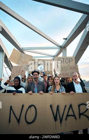 Verschiedene Altersgruppen versammelten sich und schrien nach Demonstrationen. Menschen, die draußen protestieren. Stockfoto