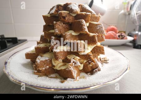 Blick von der Seite des traditionellen italienischen weihnachtskuchens namens pandoro von verona mit Mascarponcreme, Italien Stockfoto