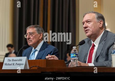 Washington, District of Columbia, USA. 30. Januar 2024. Leon E. Panetta, Verteidigungsminister (2011–2013), links, und Michael R. Pompeo, 70. US-Außenminister, beide Zeugen während des House Select Committee on the Strategic Competition between the United States and the Chinese Kommunist Party, Dienstag, 30. Januar 2024 in Washington, DC. (Kreditbild: © Eric Kayne/ZUMA Press Wire) NUR REDAKTIONELLE VERWENDUNG! Nicht für kommerzielle ZWECKE! Stockfoto