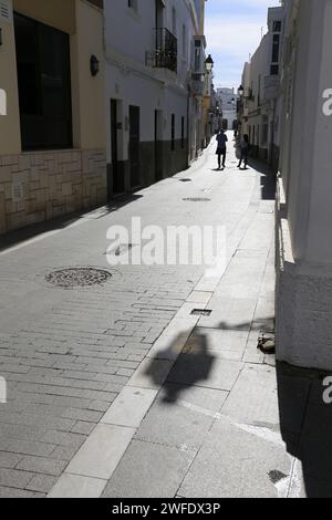 Rota, Cadiz, Spanien - 10. Oktober 2023: Enge Gassen und weiß getünchte Fassaden in Rota Stockfoto