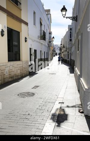 Rota, Cadiz, Spanien - 10. Oktober 2023: Enge Gassen und weiß getünchte Fassaden in Rota Stockfoto