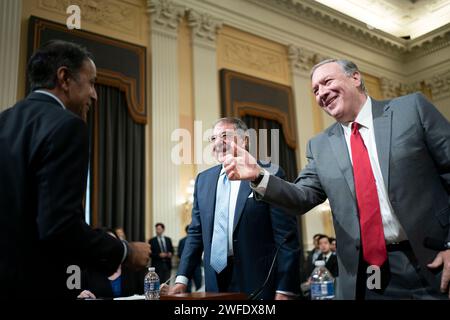 Washington, Usa. 30. Januar 2024. Raja Krishnamoorthi, D-IL, begrüßt den ehemaligen US-Verteidigungsminister Leon Panetta und den ehemaligen US-Außenminister Mike Pompeo vor einer Anhörung des House Select Committee on the Strategic Competition between the United States and the Chinese Kommunist Party Hearing im US Capitol in Washington, DC am Dienstag, den 30. Januar 2024. Foto: Bonnie Cash/UPI Credit: UPI/Alamy Live News Stockfoto