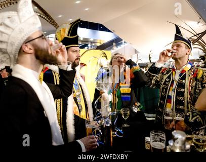 DEN BOSCH - Prinzenkarneval während des traditionellen Schlüsselträgergetränks im Regierungsgebäude der Provinz Brabant. Die Prinzen treffen sich während der jährlichen Drinks im Vorfeld des Karnevals. ANP SEM VAN DER WAL niederlande aus - belgien aus Stockfoto