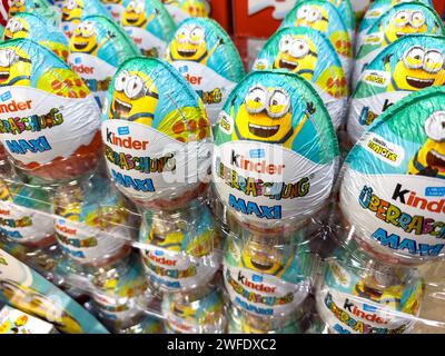 Augsburg, Bayern, Deutschland - 13. Januar 2024: Kinder überraschen Eier in einem Supermarkt *** Kinder Überraschungseier in einem Supermarkt Stockfoto