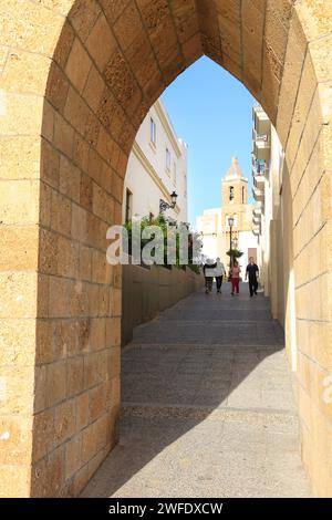 Rota, Cadiz, Spanien - 10. Oktober 2023: Enge Gassen und weiß getünchte Fassaden in Rota Stockfoto