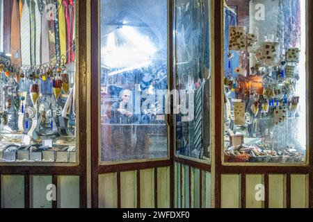 Taylor arbeitet in seiner Werkstatt in der Medina von Fès (Marokko) Stockfoto