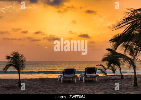 Farbenfrohe Kap Verde : Sonnenuntergang am Strand von Boa Vista, mit Wellen, die zum Sandstrand flüstern Stockfoto