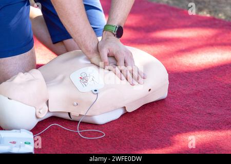 Erste-Hilfe- und HLW-Schulung mit einem automatisierten externen Defibrillator - AED Stockfoto