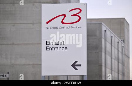 Arnstadt, Deutschland. 30. Januar 2024. Ein Firmenschild am Eingang zur N3 Engine Overhaul Services GmbH. Das Unternehmen ist ein Joint Venture der Lufthansa Technik AG und Rolls-Royce für die Wartung von Flugzeugtriebwerken. Quelle: Martin Schutt/dpa/Alamy Live News Stockfoto