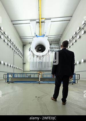 Arnstadt, Deutschland. 30. Januar 2024. Bodo Ramelow (die Linke), Ministerpräsident Thüringens, inspiziert ein Rolls-Royce Trent 700-Triebwerk für den Airbus A330 in der Prüfzelle der N3 Engine Overhaul Services GmbH. Das Unternehmen ist ein Joint Venture der Lufthansa Technik AG und Rolls-Royce für die Wartung von Flugzeugtriebwerken. Quelle: Martin Schutt/dpa/Alamy Live News Stockfoto