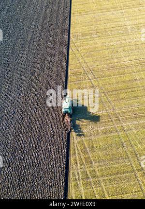 Drohnenansicht eines Traktors, der ein Feld pflügt, Linlithgow, West Lothian, Schottland Stockfoto