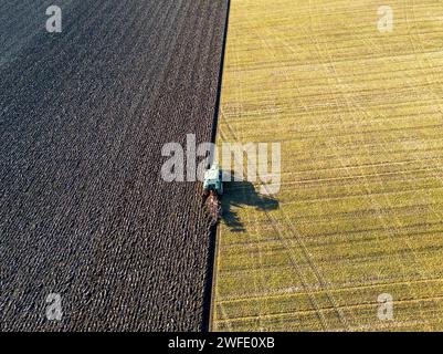 Drohnenansicht eines Traktors, der ein Feld pflügt, Linlithgow, West Lothian, Schottland Stockfoto