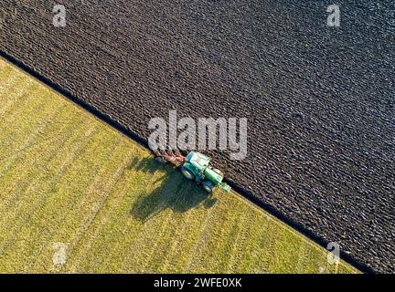 Drohnenansicht eines Traktors, der ein Feld pflügt, Linlithgow, West Lothian, Schottland Stockfoto