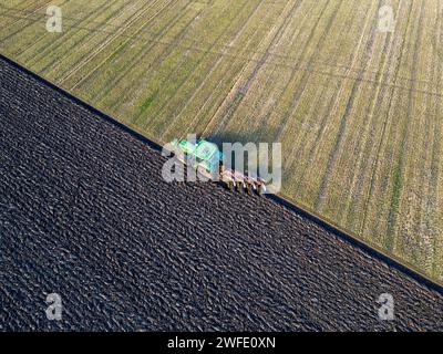 Drohnenansicht eines Traktors, der ein Feld pflügt, Linlithgow, West Lothian, Schottland Stockfoto